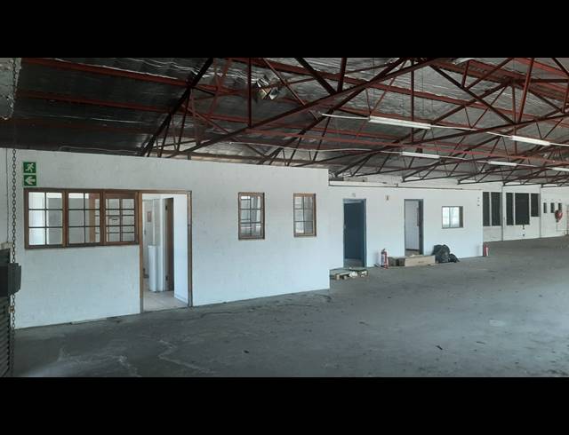 1,061M² WAREHOUSE TO LET IN NEW GERMANY